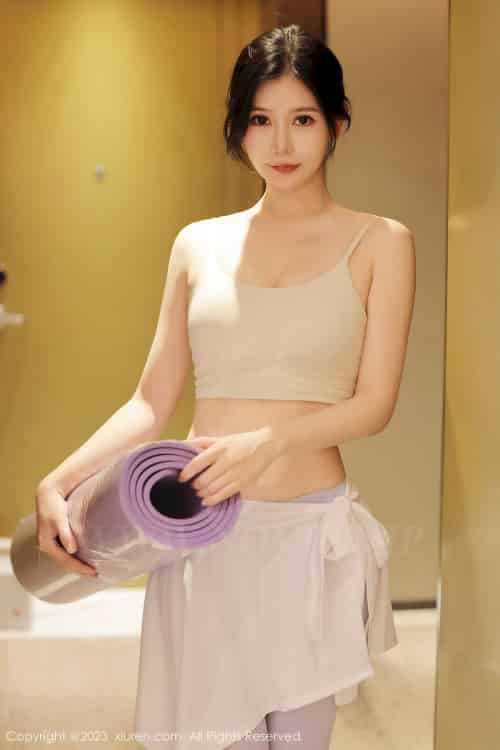 秀人网美女模特尹甜甜浅色运动服饰洁白肤色广州旅拍-初遇资源网