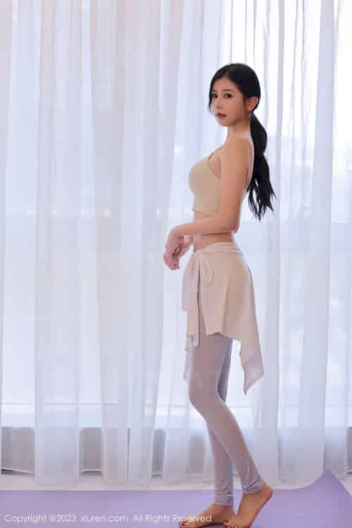 秀人网美女模特尹甜甜浅色运动服饰洁白肤色广州旅拍