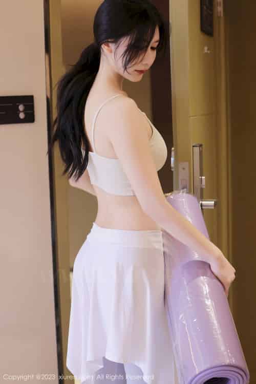 秀人网美女模特尹甜甜浅色运动服饰洁白肤色广州旅拍