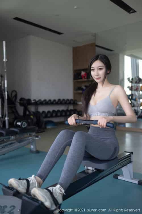 秀人网美女模特伊思思健身房场景下紧身运动内衣系列写真