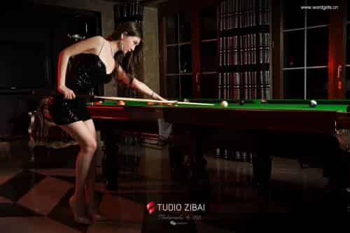 头条女神台球小天后Miss玄子修长美腿性感吊裙魅惑写真