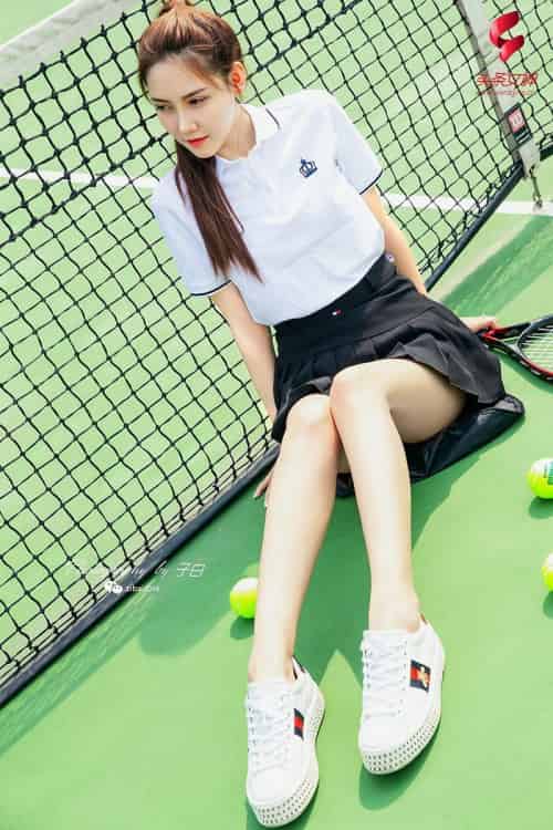 头条女神网球美少女冯雪娇SIR性感超短裙修长美腿户外写真-初遇资源网