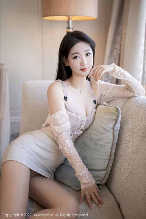 秀人网美女模特唐安琪浅色蕾丝连衣短裙原色丝袜性感写真