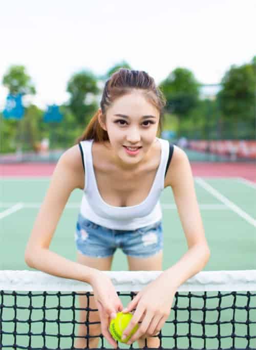 清纯美女校花球场气质写真 美丽的风景线