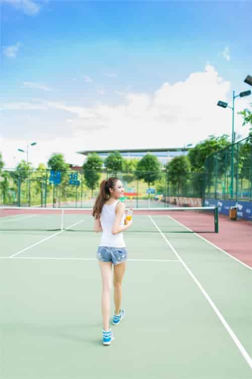 清纯美女校花球场气质写真 美丽的风景线-初遇资源网