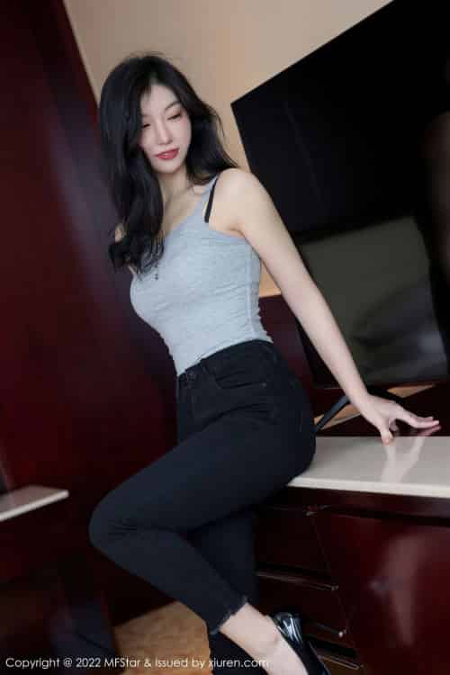 模范学院美女模特人间荒糖浅灰色上衣搭配黑色牛仔裤写真-初遇资源网