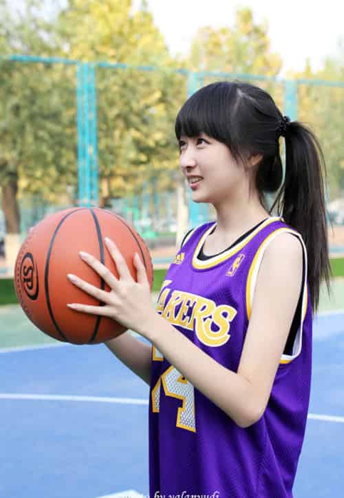 阳光少女身着科比战衣-初遇资源网