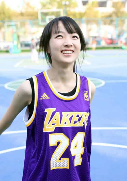 阳光少女身着科比战衣