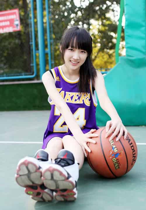 阳光少女身着科比战衣