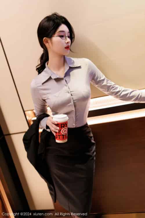 [XiuRen秀人网] No.9567 新人模特南乔 – OL服饰+黑色短裙写真-初遇资源网
